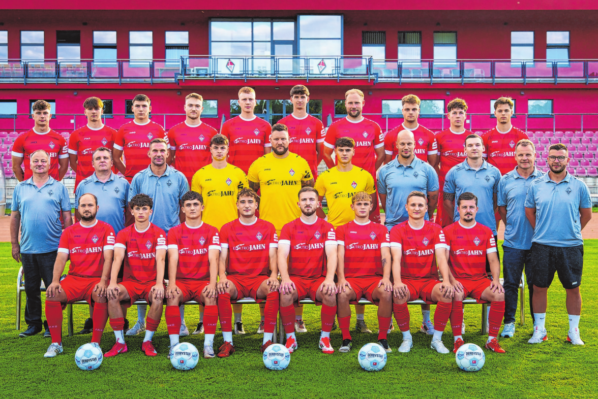 Brandenburgligist 1. FC Frankfurt, oben (von links): Leon Kammradt, Lukas Schmidt, Lennox Liebner, Alexander Schmidt, Bartek Donigiewicz, Steven Scharlei, Sebastian Lawrenz, Tom Jahnke, Luca Tobias Reiche, Elias Bleck. Stehend (von links): André Wolff (Vorstand), Marco Friedrich, Tony Schnürer, Dominik Müller, Kevin Schulz, Fabian Stößer, Stefan Kühlberg, Steven Dietrich, Thomas Bleck (Vorstand), Sascha Kloẞ. Sitzend (von links): Paul Karaszewski, Kieran Czech, Danny Mank, Leon Alexander Martin, Ceyhan Güleryüz, Jakub Mizerski, Marcel Georgie, Robin Grothe. Es fehlen: Dawin Mathow, Eric Zeisig, Fabrice Förster, Brian Hellwig, Lisa-Marie Reinhold, Niclas Weddemar. Foto: Verein