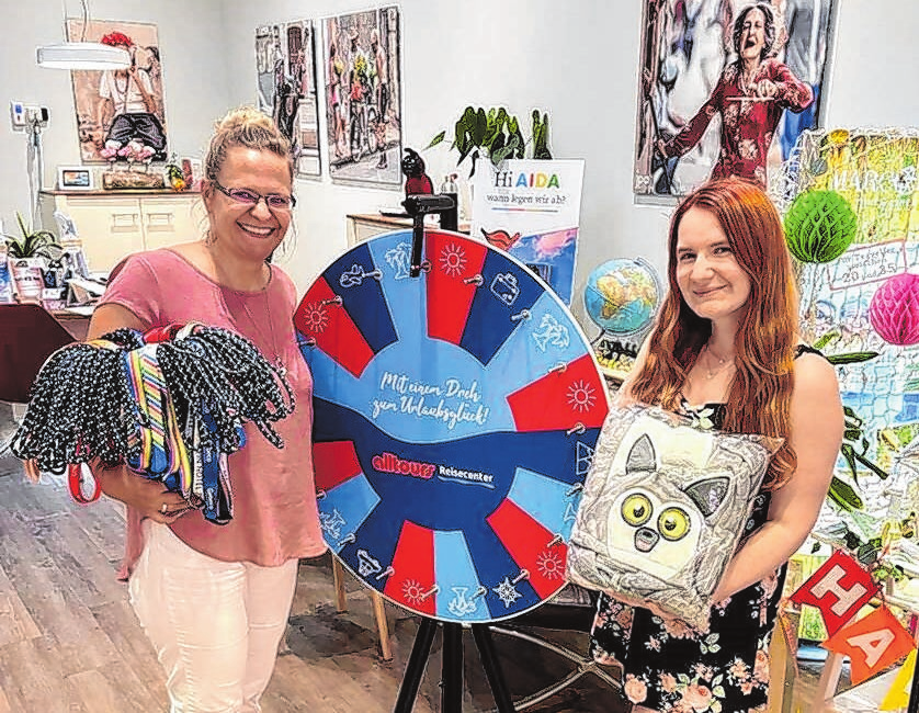 Für das Aktionsrad bei alltours ist alles vorbereitet: Daniela Kant (I.) und Louis-Angelique Schinkel (r.) haben sieben prall gefüllte Geschenkkisten gepackt. Foto: Daniela Kant