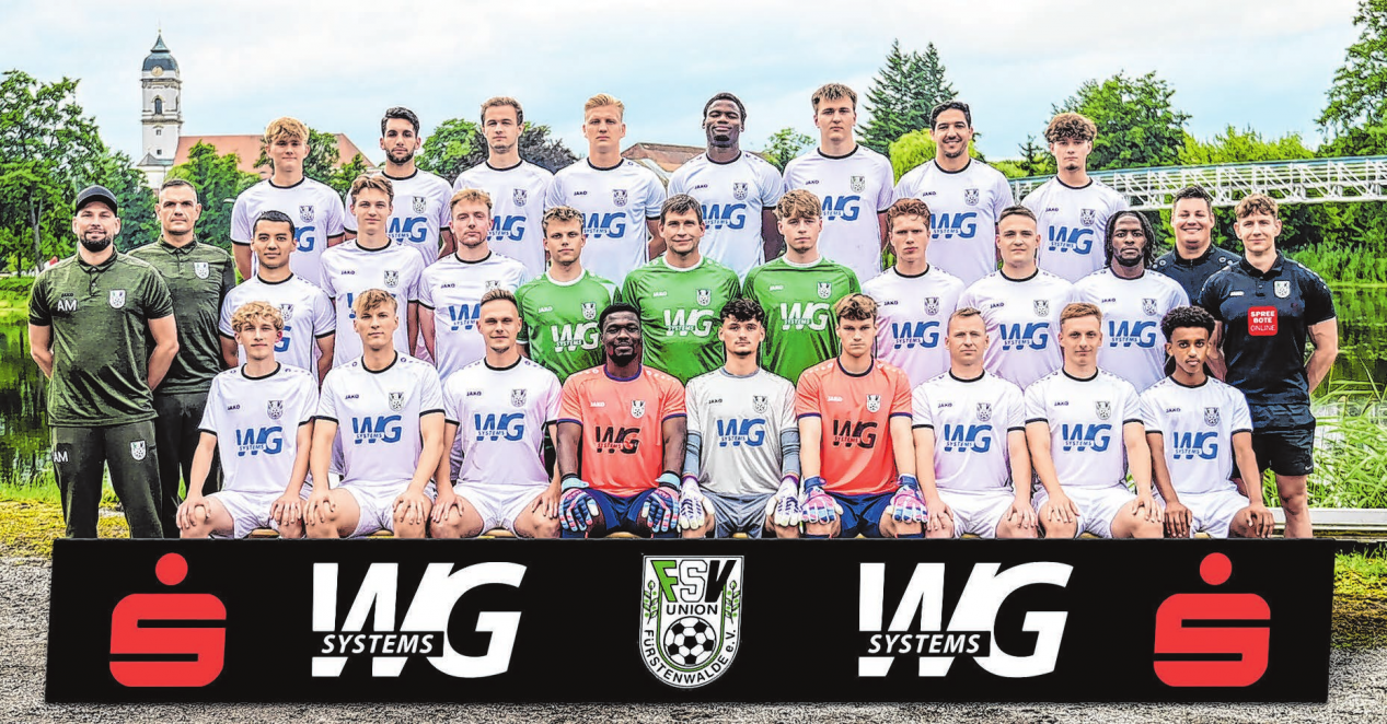 FSV Union Fürstenwalde, Brandenburgligist: 1. Reihe von links: Miles-Pierce Lorenz, Tilmann Max Wagenitz, Erik Steinmetz, Makafui Kojo Ahiaklo-Kuz, Leon Winkelmann, Philipp Heidbrecht, Ingo Wunderlich, Kamil Pawel Stondzik, Mathias Michael; 2. Reihe von links: Alexander Mikulin, Sebastian Drömert, Ayyubbek Kulbekov, Lennox Nachkunst, Hannes Peschke, Adrian Glaschke, Christian Mlynarczyk, Luis Goldschmidt, Jack Hunger, Niklas Kosch, Oluwasegun Victor Adelusi, Tim Patze, Ron Grundmann; 3. Reihe von links: Leonard Leuther, Hysen Muca, Manuel Radke, Dennis Paul, Osiregbehme Emmanuel Okasor, Yannik Sosnowski, Mohammed Karim Achemlal, Maximilian Leuther. Foto: Verein