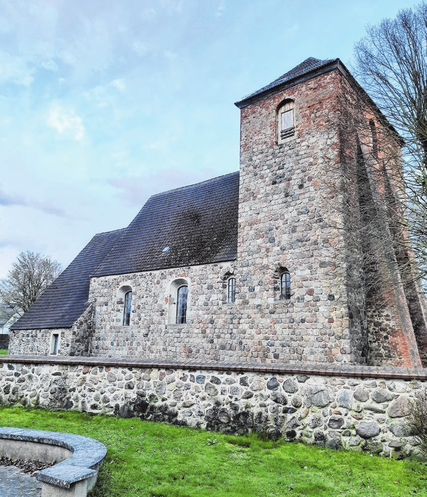 In der historischen Dorfkirche sind eine Führung und zwei Ausstellungen zu erleben. Foto: Tim Johnschker