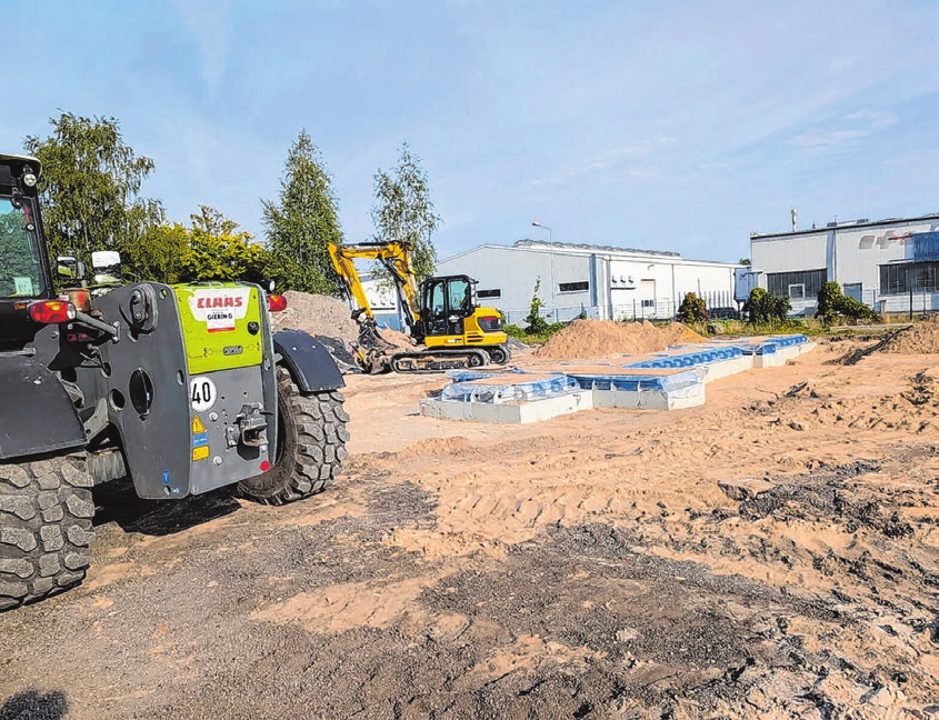 Die Baustelle für die neue Werkstatt nimmt nach und nach Form an. Mitte September wird die Bodenplatte gegossen, im Dezember sollen die ersten Landmaschinen einfahren. Fotos: Marie Lindner