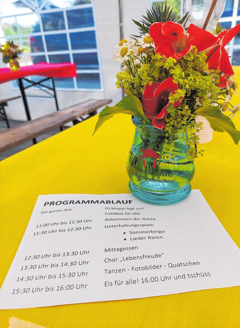 Liebevolle Dekoration aus Blumen sind ein fester Bestandteil der Feierlichkeiten. Fotos: Tagespflege Sonnenschein