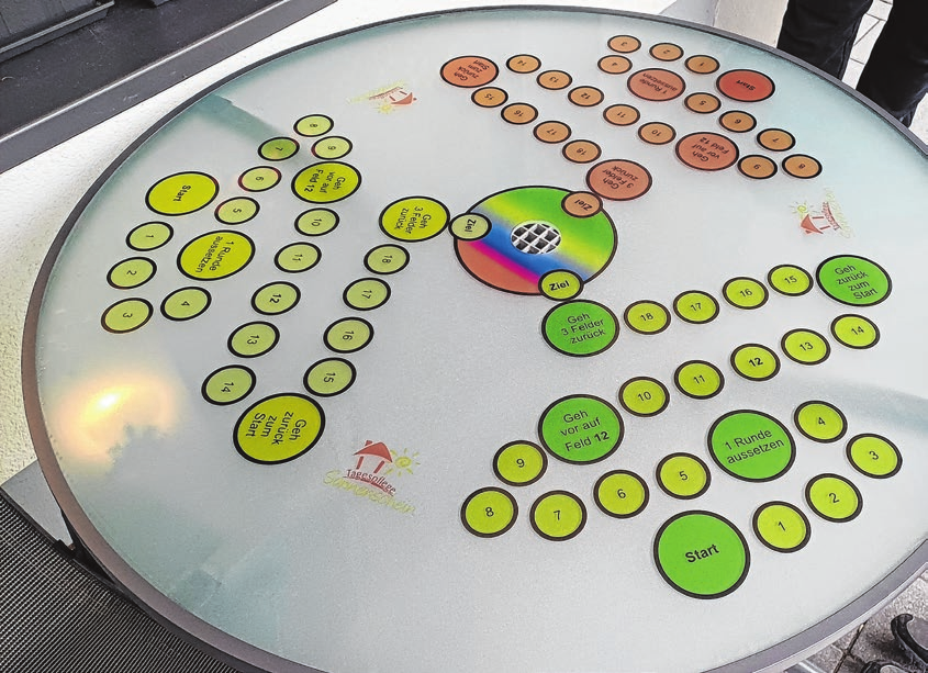 Blick auf einen angefertigten Spieltisch für Senioren