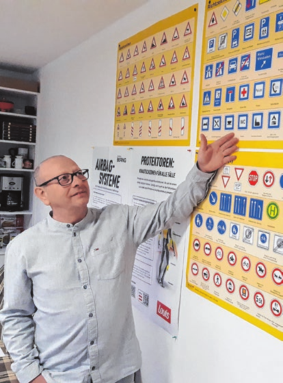 Eine solide Theorie-Ausbildung steht vor jeder eigenverantwortlichen Teilnahme am Straßenverkehr. Der Fahrschullehrer erklärt die Vielzahl der Verkehrszeichen, die jeder Kraftfahrer kennen sollte.