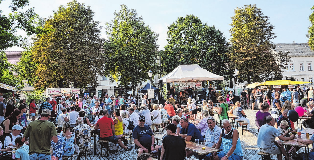 Gewimmel im historischen Stadtkern: Zum Vogelscheuchenmarkt kommen Besucher zum kulinarischen und kulturellen Genießen nach Altlandsberg. Fotos: Yvonne Hundt