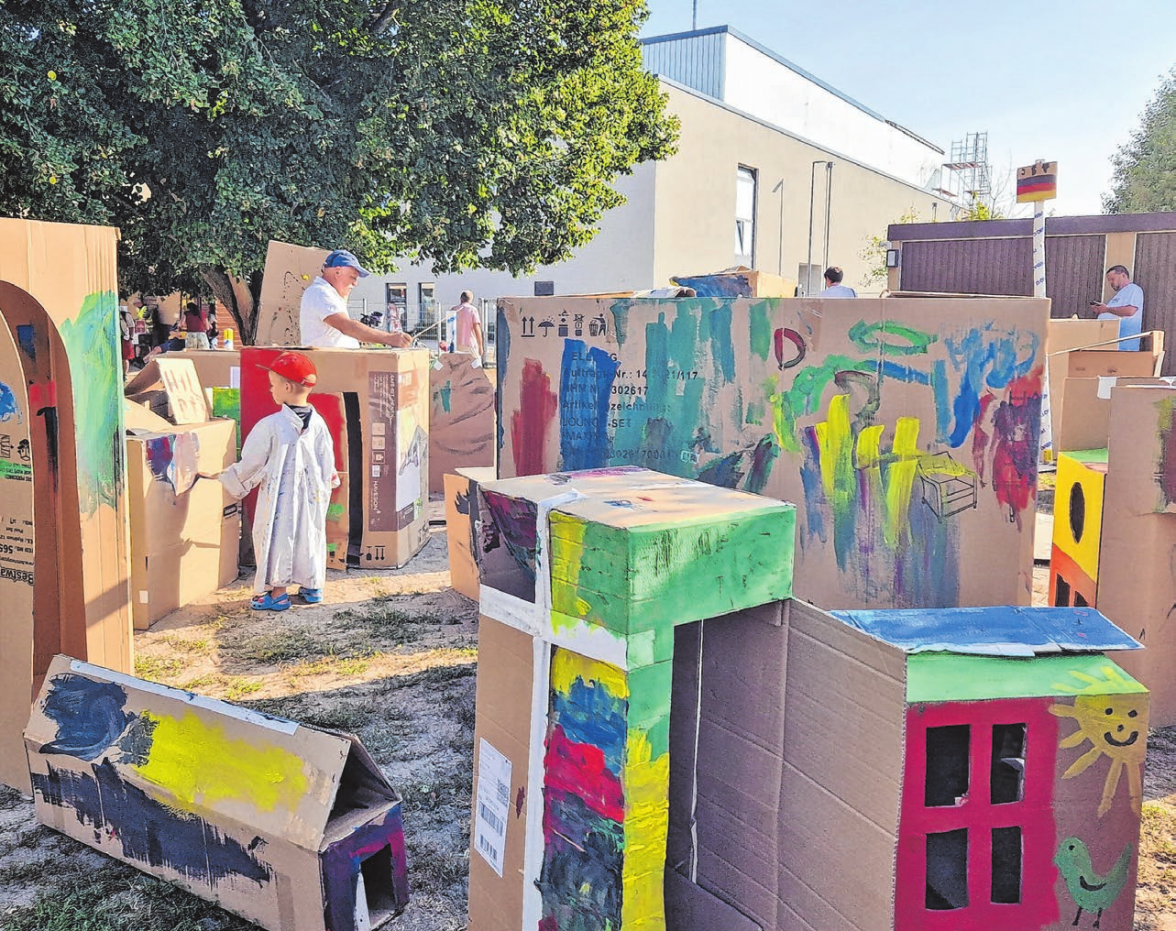 Mit vielen Kartons und Farbe können die Kids eine tolle Kartonstadt entstehen lassen.