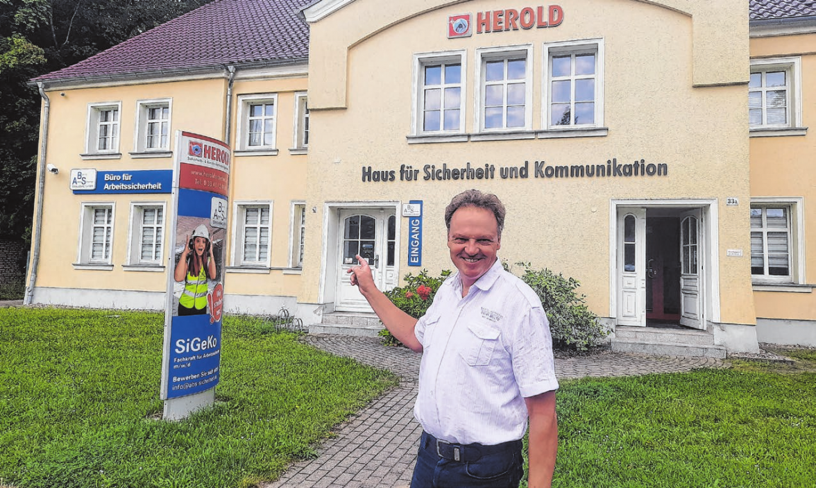 Detlef Herold, Geschäftsführer der Herold Sicherheits- und Kommunikationsanlagen GmbH, ist mit seinem Unternehmen beim Strausberger Ausbildungstag dabei. Er bildet Elektroniker für Informations- und Telekommunikationstechnik aus. Foto: Tim Johnschker