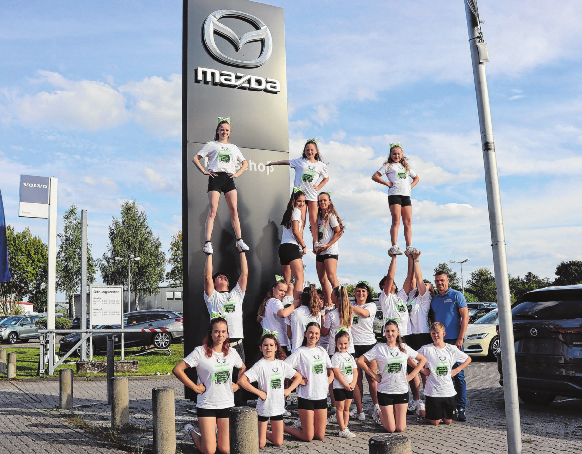 Menschliche Pyramide: Die Rehfelder Cheerleader werden vom Autohaus Matschoß großzügig unterstützt, damit sie im Dezember an der Weltmeisterschaft in Japan teilnehmen können. Foto: Thomas Berger