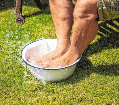 Fußbäder, Wadenwickel oder Wassersprays helfen schweren Beinen. Auch das Laufen und Stehen schaffen Linderung, wenn die Tätigkeit vorwiegend im Sitzen stattfindet. Foto: Nolte/dpa