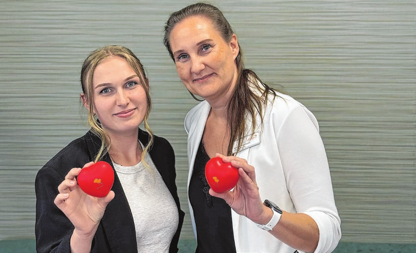 Nadine Fügemann (rechts) und ihre Stellvertreterin Jamie Stankovic übernehmen die Pflegedienstleitung der neuen Tagespflege Eberswalde in der ProCurand Residenz Nordend. Foto: ProCurand