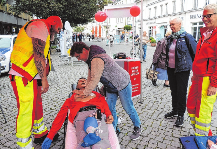 Auch in diesem Jahr können Interessierte Wiederbelebungsmaßnahmen an einer Puppe üben.