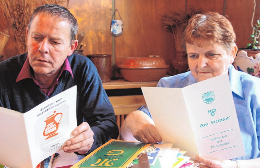 Aus rund 100 DDR-Speisekarten stellten Helmut und Silke Schidowski zum Start der Traditionswochen eine zusammen, aus denen die Gäste jeweils ihre Speisen wählen können. Foto: Archiv/ck