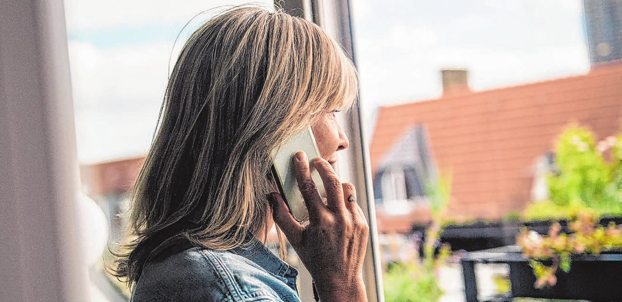 Kriminelle Anrufer üben am Telefon oft Druck aus, um an sensible Daten zu gelangen. Der beste Schutz: einfach auflegen. Foto: Zacharie Scheurer/dpa-mag