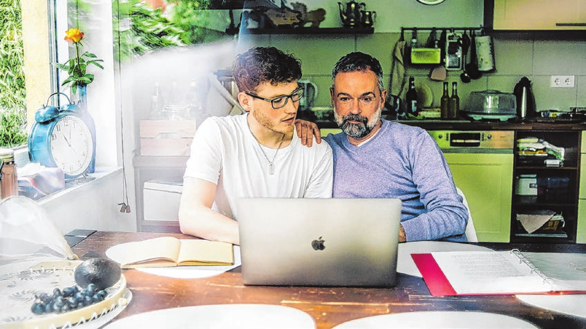 Bis zu 400.000 Euro kann ein Vater seinem Sohn alle zehn Jahre steuerfrei übertragen. Ist das Vermögen deutlich größer, kann ein frühzeitiger Nießbrauch vor hohen Erbschaftsteuerzahlungen vorbeugen. Foto: Z. Scheurer/dpa-mag