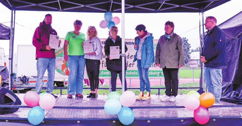 Sebastian Kreyßig/RGU 1260 e.V., Heike Danicke und Maren Timm/Kindernachsorgeklinik am Straussee, Sylvia Clauẞnitzer/Hort Am Annatal, Karoline Erping, Bürgermeisterin Elke Stadeler, Moderator Maurice Lindemann (v.l.) Foto: Anna Dünnebier/Stadt Strausberg