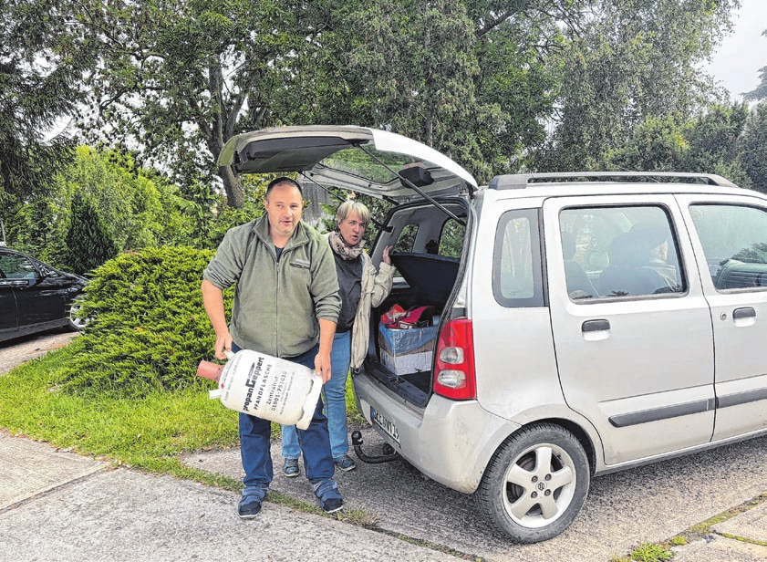 Familie Merten aus Wilhelmsaue ist Stammkunde bei Gerald Merk. Hier hievt der Chef die schweren Propangasflasche gleich selbst ins Auto.