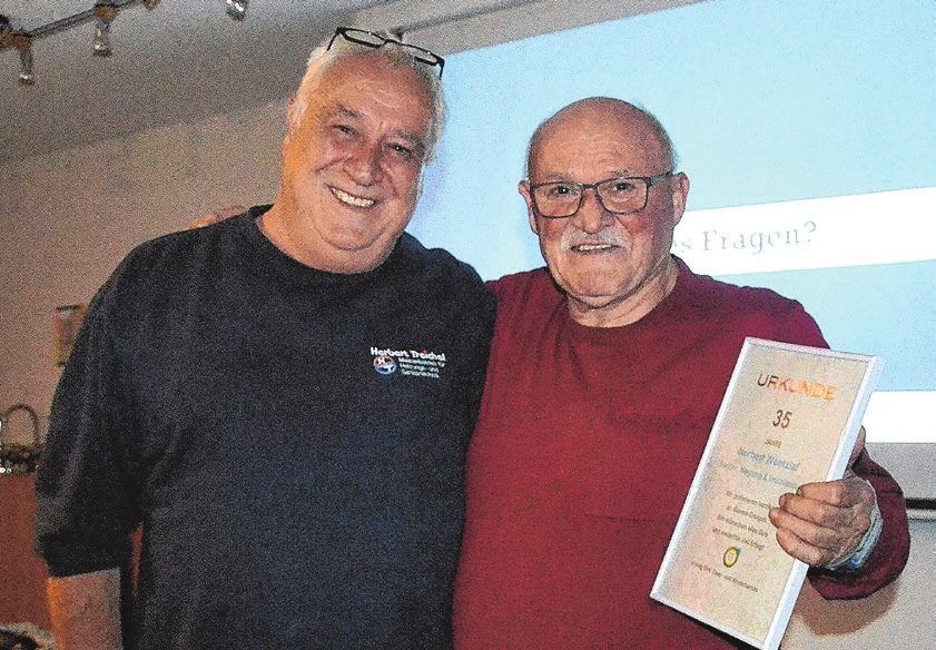 Glückwünsche von Obermeister Herbert Treichel (I.) für Norbert Wentzlaf zum 35. Firmengeburtstag.