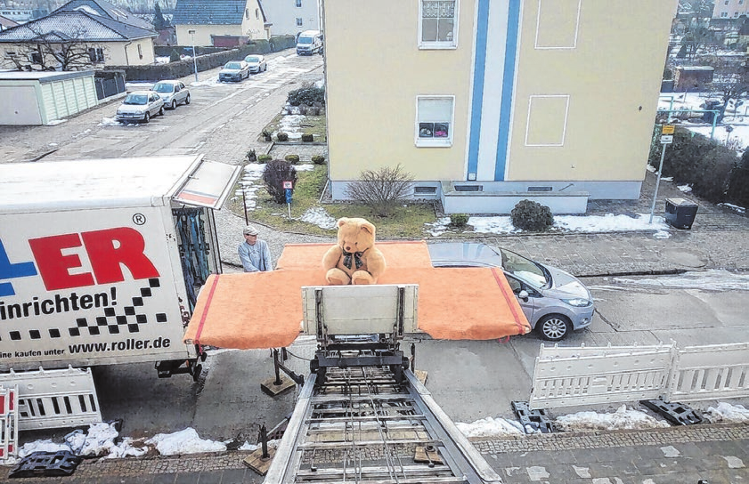 Selbst der Teddybär fährt sicher mit - ein Augenzwinkern für das Prinzip Sorgfalt, das bei R&S auch in der Höhe Bodenhaftung hat. Foto: R&S