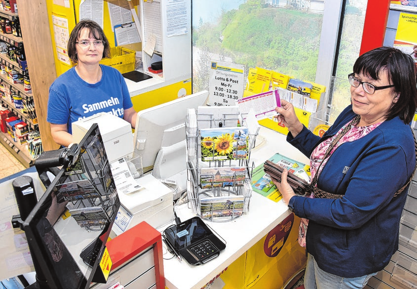 Melanie Bonack (links) am Post- und Lottostand: Sie ist seit elf Jahren mit im Team. Frau Brauer, Kundin aus Lebus, freut sich über die Dienstleistungen des Marktteams.