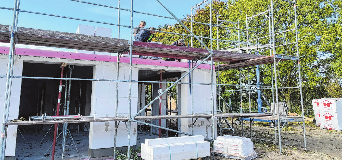 Anbau in Crussow: Im Schwedter Ortsteil lässt der Uckermärkische Bildungsverbund UBV einen Anbau errichten, der benachteiligten Jugendlichen zur Verfügung stehen wird. Der Rohbau wird voraussichtlich bis zum Jahresende fertig sein. Foto: Christina Schmidt