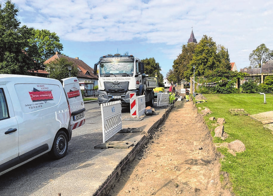 Auch dabei: Beim Bau der neuen Bushaltestelle Felchow kamen die spezialisierten Mitarbeiter der Firma Neumann & Seebach Tief-, Kultur- und Straßenbau, zum Zug. Foto: Antje Lemmer