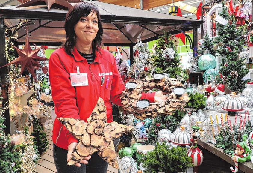 Hat den Weihnachtsmarkt liebevoll und kreativ dekoriert: Vivian Kranz. Ihr Geschenk-Tipp: Nachhaltige Holzsterne und ein Adventskranz aus Holz.