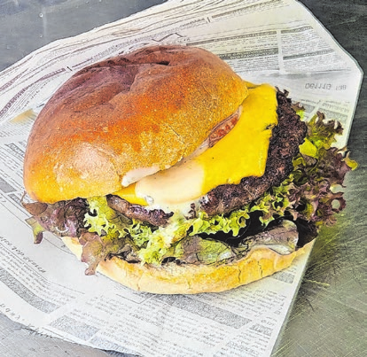 Hungrig oder durstig? Auf dem Parkplatz vor toom wartet ein leckeres Imbiss-Angebot von Siggi's Catering.