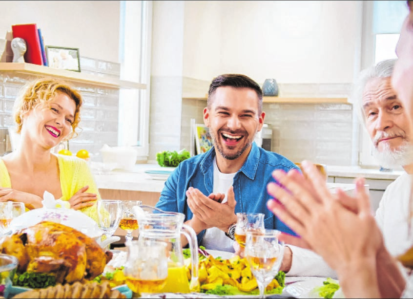 Gute Planung ist das A&O: Die Küche ist seit jeher der Mittelpunkt für die Familie - ob viel oder wenig Raum vorhanden ist - alle versammeln sich gern um die Kochstelle. Und wer den vorhandenen Platz geschickt plant, gewinnt nicht nur Stauraum, sondern auch optische Weite. Auch eine kleine Küche muss heute deutlich mehr leisten, als nur eine Kochstelle zu bieten. Um all das unter einen Hut zu bringen, holt man sich am besten Rat von Profis. Fotos: Novy/txn
