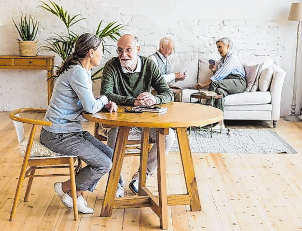 Pflege-WG sind teilweise selbstorganisiert, müssen aber bei Förderung gewisse Voraussetzungen erfüllen. Foto: Comeback Images/stock.adobe.com