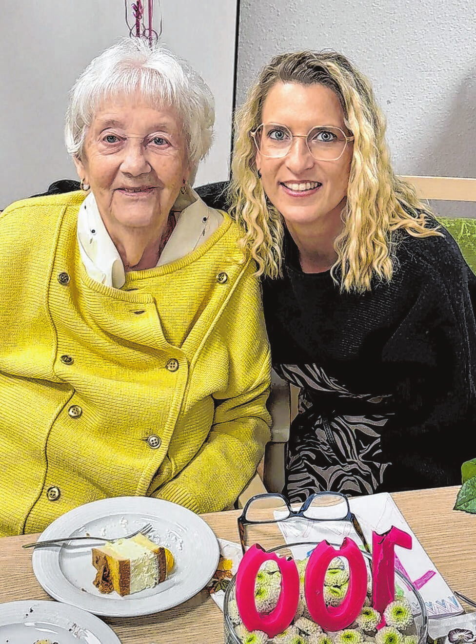 Angela Knecht feierte 100 glückliche Jahre im Kreis ihrer Familie, hier zusammen mit Enkelin Susanne Guhlich. Foto: Susanne Guhlich