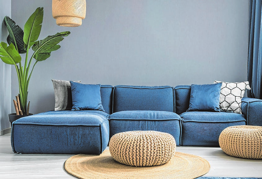 Farbe kann so einfach sein: Vliesfaser Colour wird einfach in Bahnen auf die saubere, frisch eingekleisterte Wand angedrückt. Fertig ist das neue Meisterwerk. Foto: epr/Erfurt Tapeten