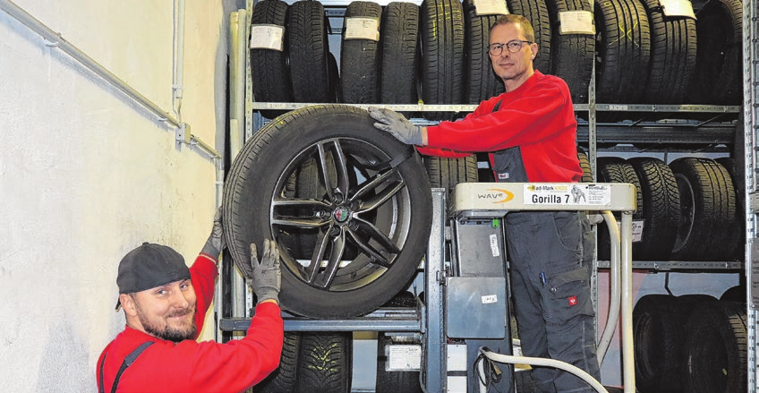Haben für fast jeden Autotyp den passenden Reifen auf Lager: die Mitarbeiter des Autohauses Dyballa.