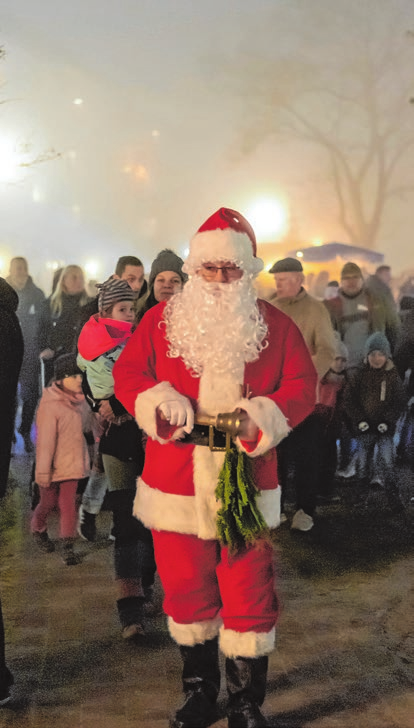 Ankunft des Ehrengasts - Der Weihnachtsmann bahnt sich seinen Weg durch die Menge; viele Augenpaare folgen - von klein bis groẞ. (Archiv 2024)