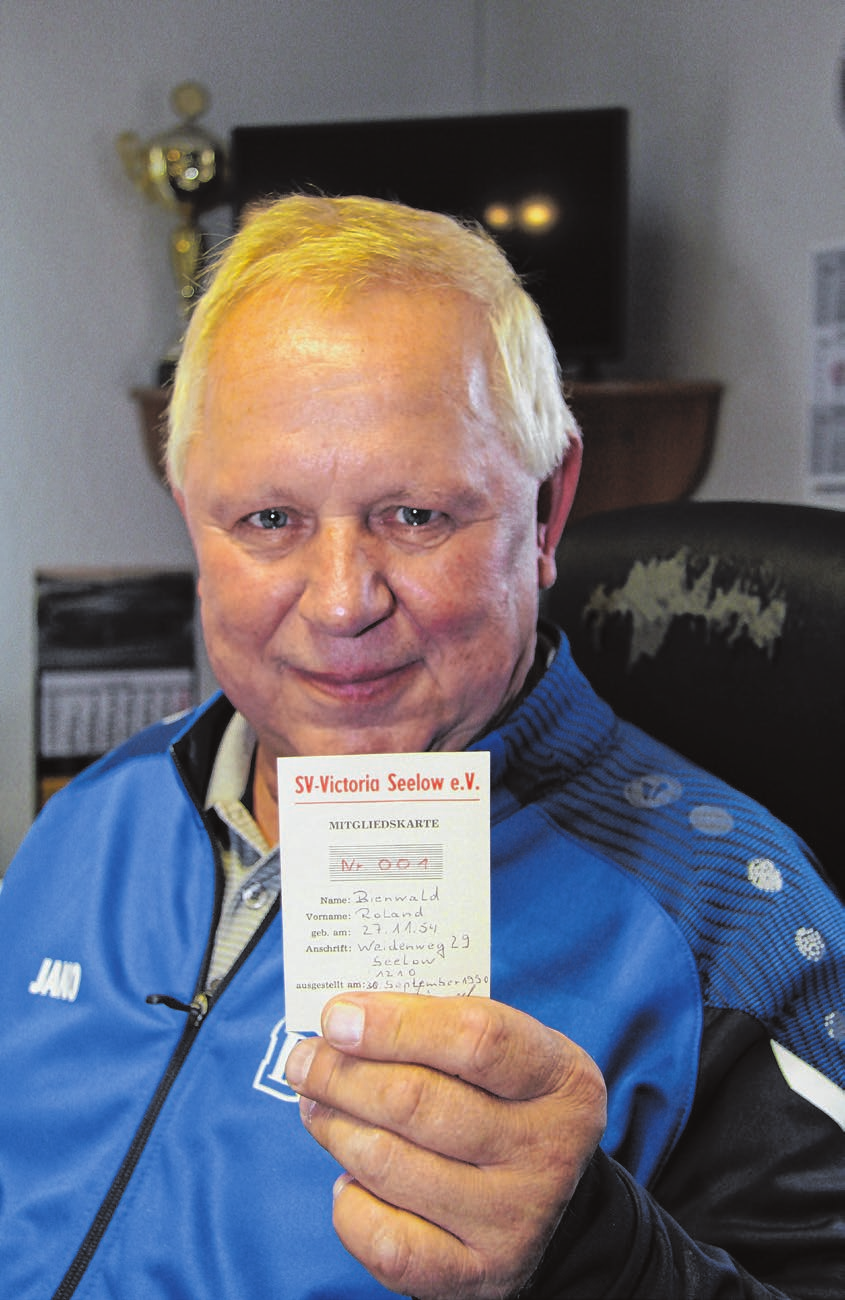 Die Nummer eins: Ronald Bienwald mit dem ersten Victoria Seelow Mitgliedsausweis, und der ist auf seinen Namen ausgestellt.
