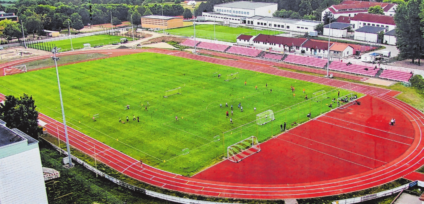 Top-Anlage. Die Seelower Sparkassen-Arena verfügt neben einem Hauptplatz über weitere Spiel- und Trainingsplätze, die allesamt Flutlichtbeleuchtung haben.