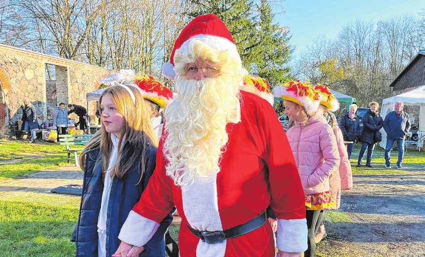 Um 13 Uhr hält der Weihnachtsmann mit seinem Wichtelgefolge Einzug und läutet die Adventszeit ein.