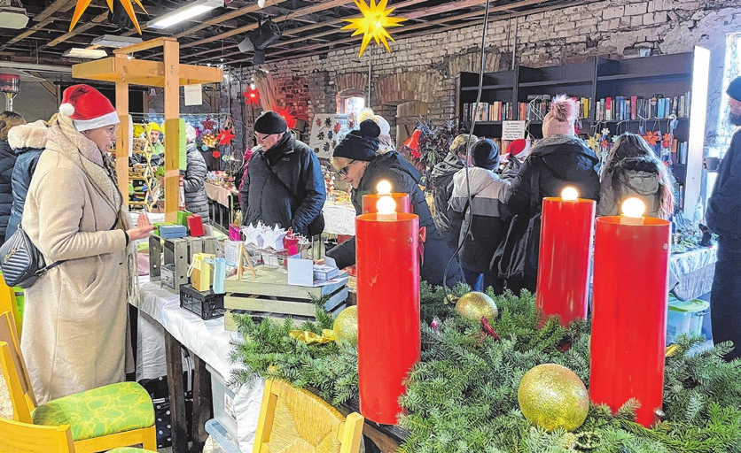 Hier in der Scheune geht es auch weihnachtlich zu. Im Pächterhaus kann man eine Ausstellung bewundern.