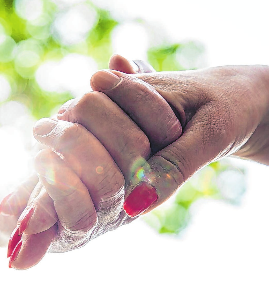 Verlockende Anzeigen: Offline-Vermittlungen versprechen romantisches Glück, liefern aber nicht immer, was sie anpreisen. Foto: Christin Klose/dpa-mag