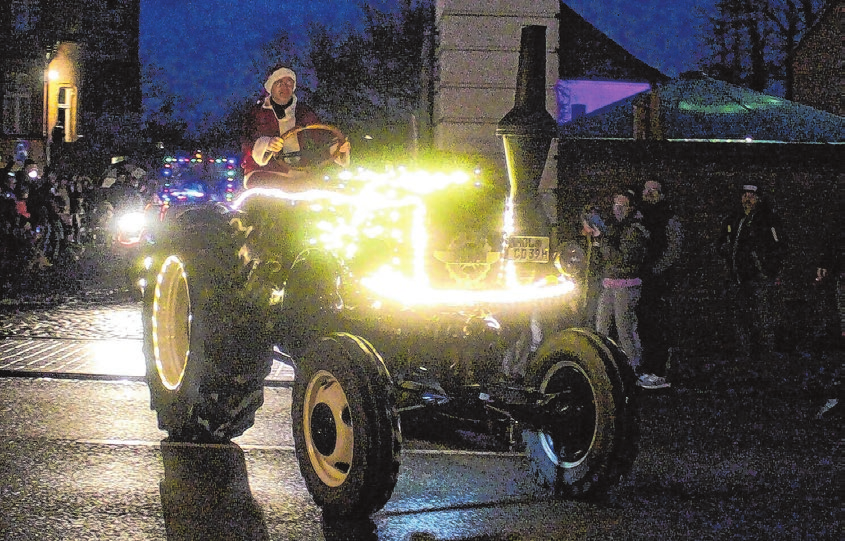 Die Lichterfahrt der Oderland-Bauern macht am Nikolaustag auch Halt in der Altstadt. Foto: Thomas Berger