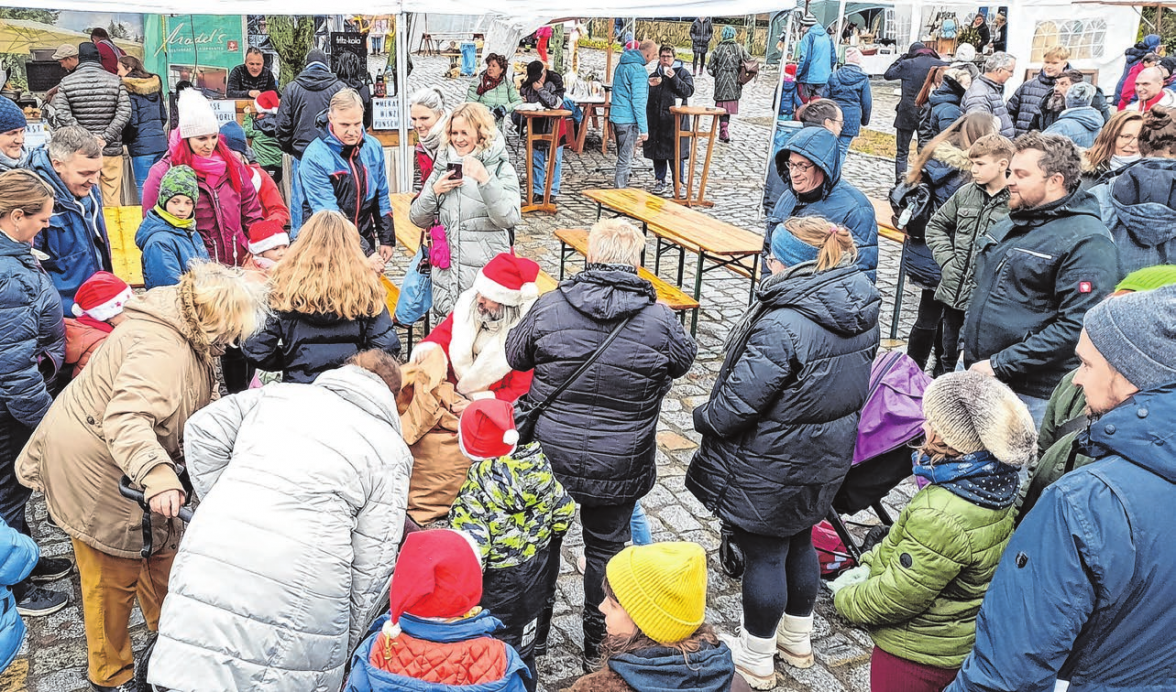 Jedes Jahr von den Kindern, Eltern und Großeltern dicht umringt: der Weihnachtsmann auf dem historischen Petershagener Dorfanger. Fotos (3): Kathleen Brandau