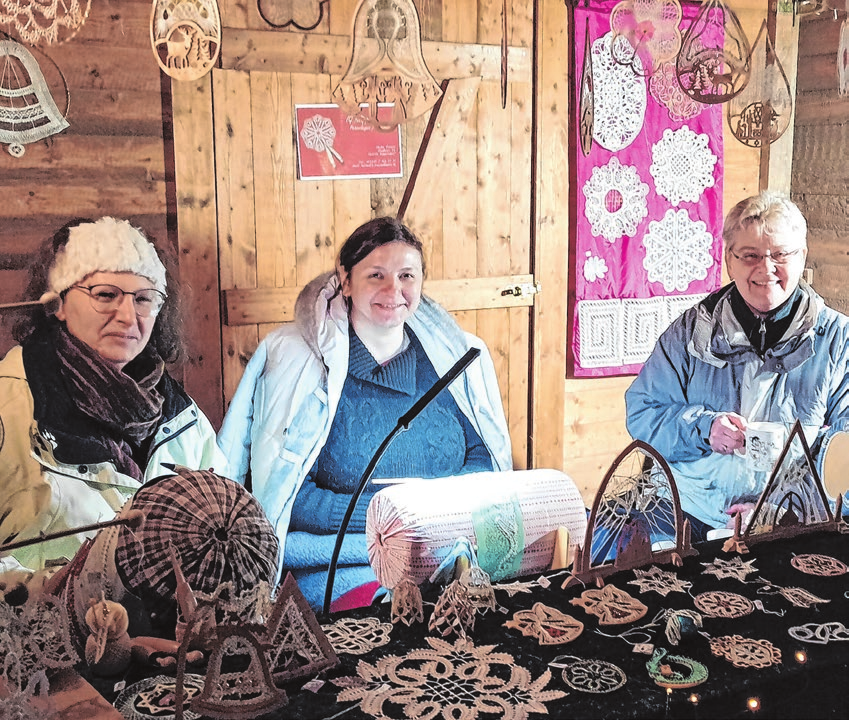 Neben zahlreichen Leckereien gibt es auch viel Kunsthandwerk auf der Adventsmeile am Anger zu sehen und zu kaufen, wie hier bei der IG Klöppeln aus dem Doppeldorf.