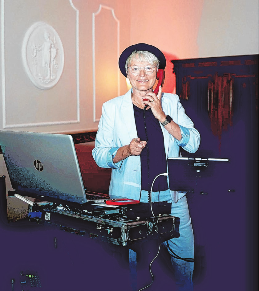 Elke Peper in ihrem Element: Ihre Motivation bei jeder Tanzveranstaltung ist es stets, selbst den letzten „Tanzmuffel“ aus der hintersten Saalecke auf die Tanzfläche zu locken.