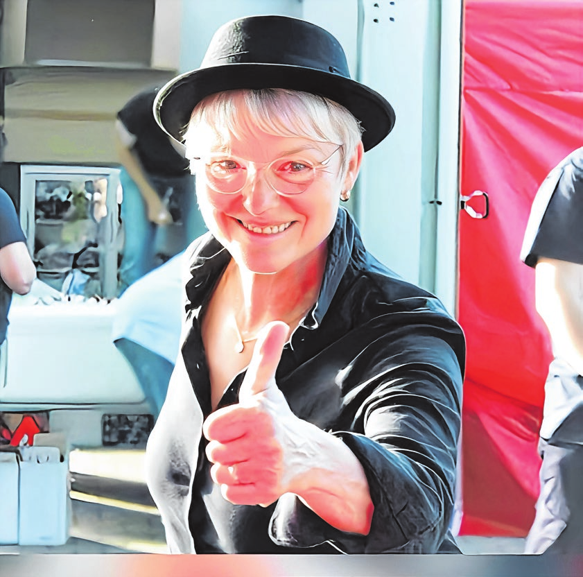 Der Hut ist ihr Markenzeichen: Elke Peper trägt ihn und ihren Künstlernamen DJane PEP gern. Unterwegs ist sie u.a. auf Stadt- und Dorffesten, Hochzeiten und Firmenevents.