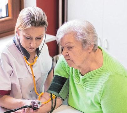 Die Pflege zu Hause wird von der Pflegekasse unterstützt. Foto: stock.adobe.com/Miriam Dörr