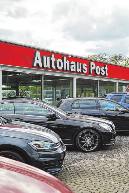 Circa 70 Gebrauchtwagen befinden sich auf dem AuBengelände.