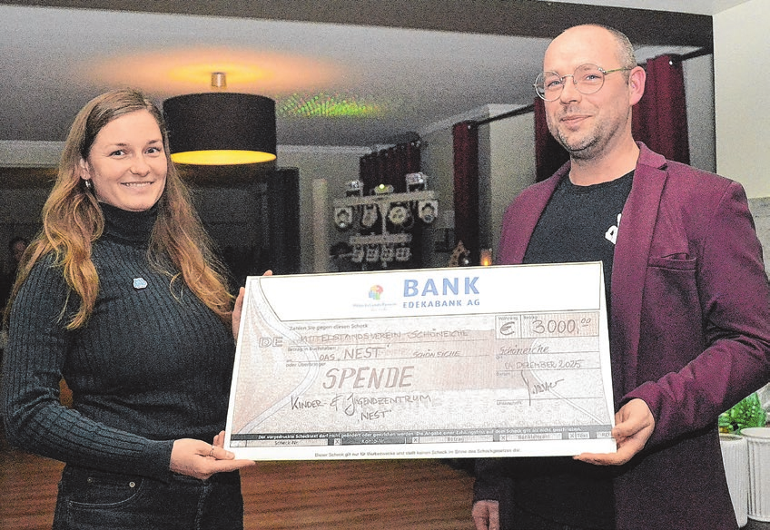 Begeisterung über die 3.000 Euro Spende des MSV aus der Tombola zum Jubiläumsball 650 Jahre Schöneiche an Teresa Horn durch Martin Walter