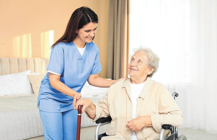 Die Pflege eines Angehörigen kann mit der Arbeit des ambulanten Pflegedienstes kombiniert werden. Foto: Olga Yastremsk/stock.adob.com