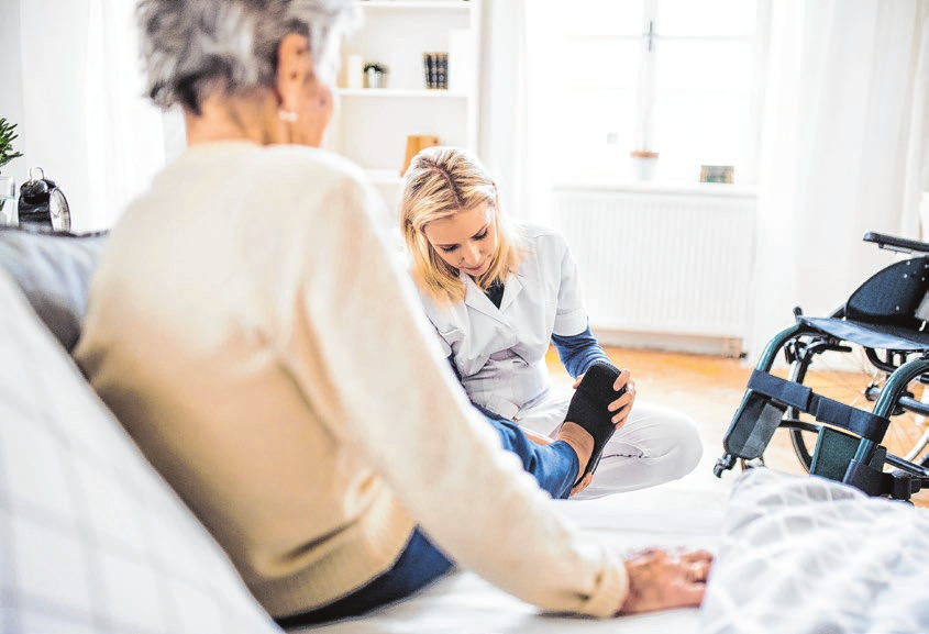 Verschlimmert sich die Pflege kurz nach dem Gutachten oder entspricht der Bescheid nicht dem tatsächlichen Pflegeaufwand, lohnt es sich, in den Widerspruch zu gehen. Foto: Halfpoint/stock.adobe.com