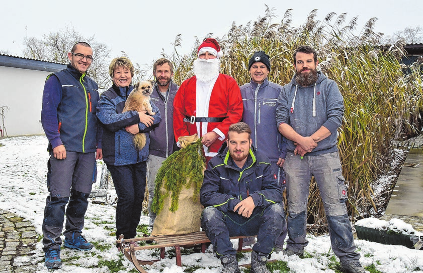 Wünschen frohe Weihnachten und einen guten Rutsch: die Männer und Frau der Letschiner Lackiererei Ludwig