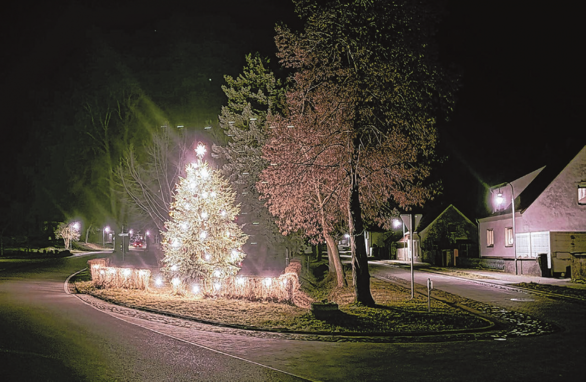 Im Ortsteil Herzberg erstrahlt der Weihnachtsbaum mit ganzer Kraft.